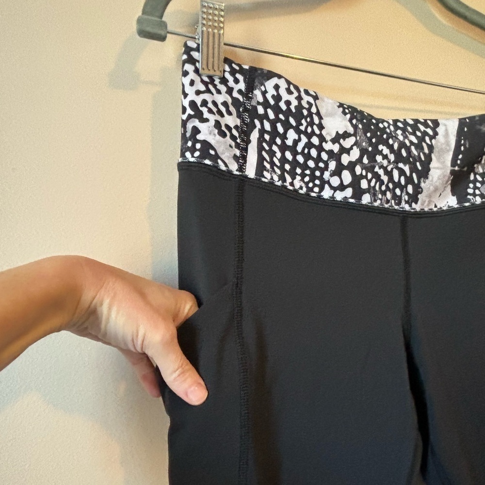 Lululemon Sz 8 Speed Run Reflective Pocket Ruffle  Leggings Snake Print Black - Picture 4 of 13